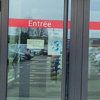 Mise en place de décors adhésifs - Distri Club Médical