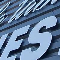 Panneau Alu dibond et de lettres découpées - La table Ernesto