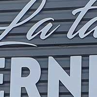 Panneau Alu dibond et de lettres découpées - La table Ernesto